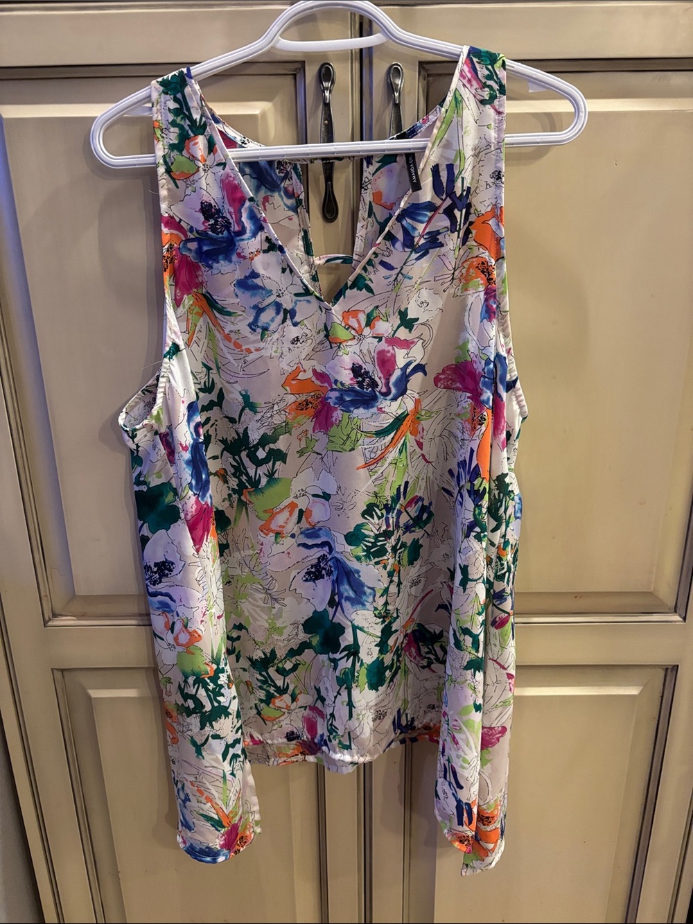 Sleeveless V-Neck Floral Tank Top - White Multi